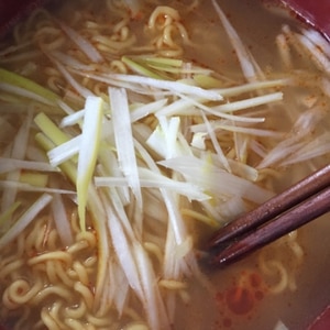 ラーメンスープの素で作るもやしとネギたっぷりスープ